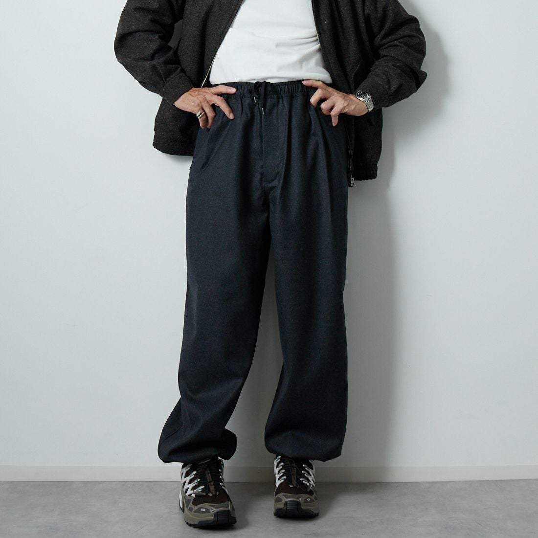 STILL BY HAND [スティルバイハンド] 別注 ウールワイドスピンドルパンツ [2503JF-EX06-JF] CHARCOAL &&モデル身長：174cm 着用サイズ：48&&