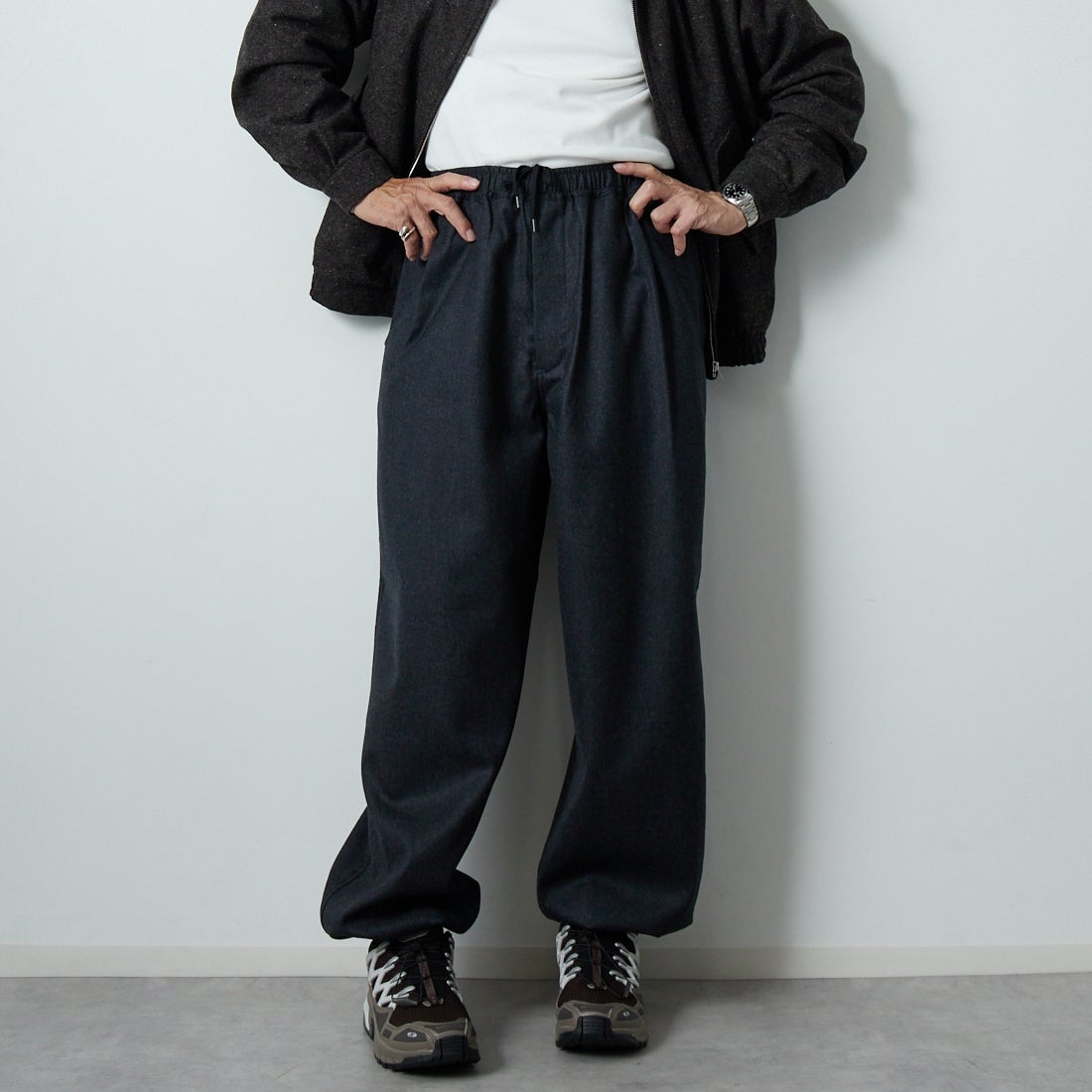 STILL BY HAND [スティルバイハンド] 別注 ウールワイドスピンドルパンツ [2503JF-EX06-JF] CHARCOAL &&モデル身長：174cm 着用サイズ：48&&