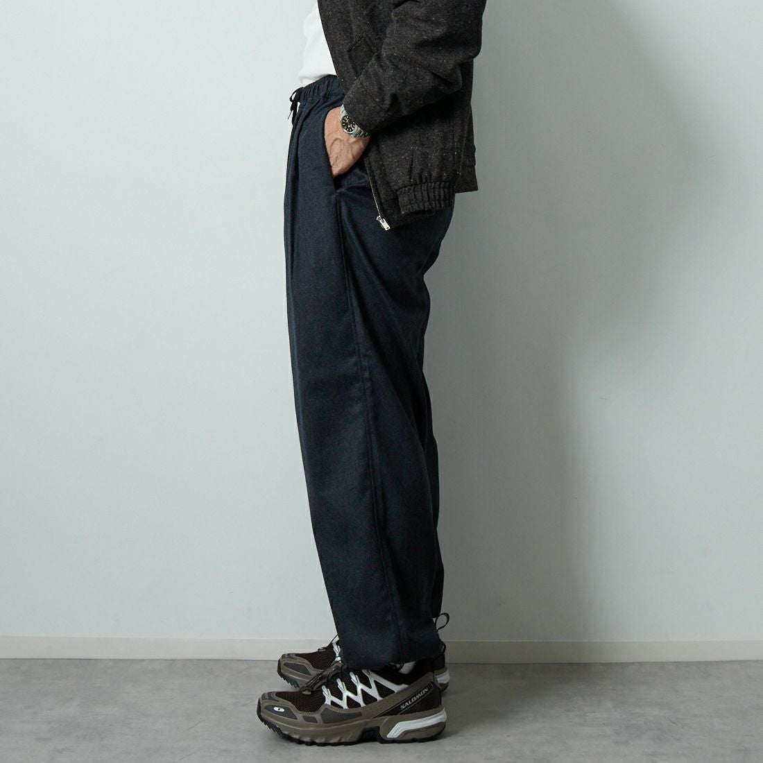 STILL BY HAND [スティルバイハンド] 別注 ウールワイドスピンドルパンツ [2503JF-EX06-JF] CHARCOAL &&モデル身長：174cm 着用サイズ：48&&