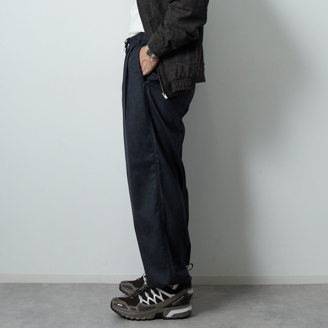 STILL BY HAND [スティルバイハンド] 別注 ウールワイドスピンドルパンツ [2503JF-EX06-JF] CHARCOAL &&モデル身長：174cm 着用サイズ：48&&