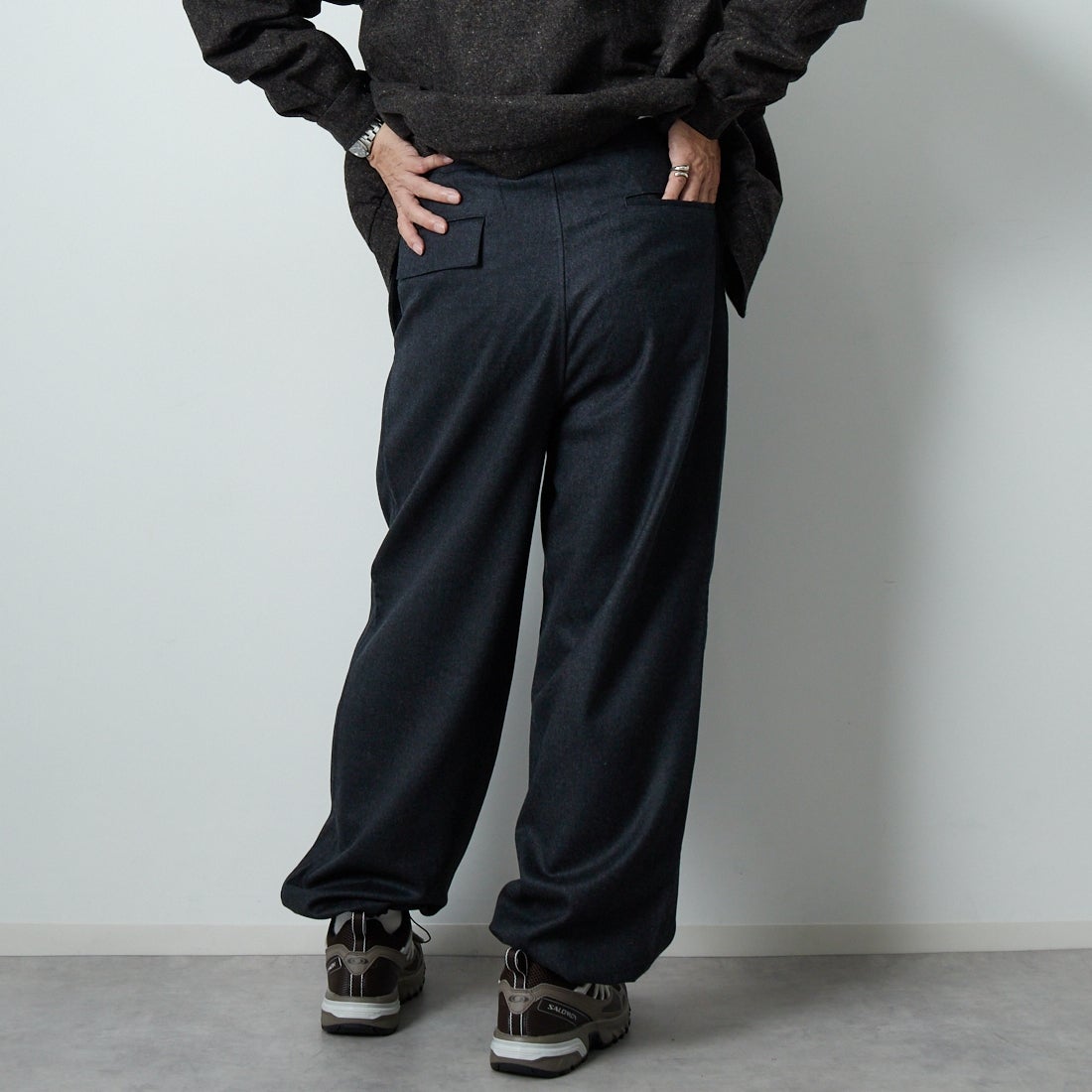 STILL BY HAND [スティルバイハンド] 別注 ウールワイドスピンドルパンツ [2503JF-EX06-JF] CHARCOAL &&モデル身長：174cm 着用サイズ：48&&