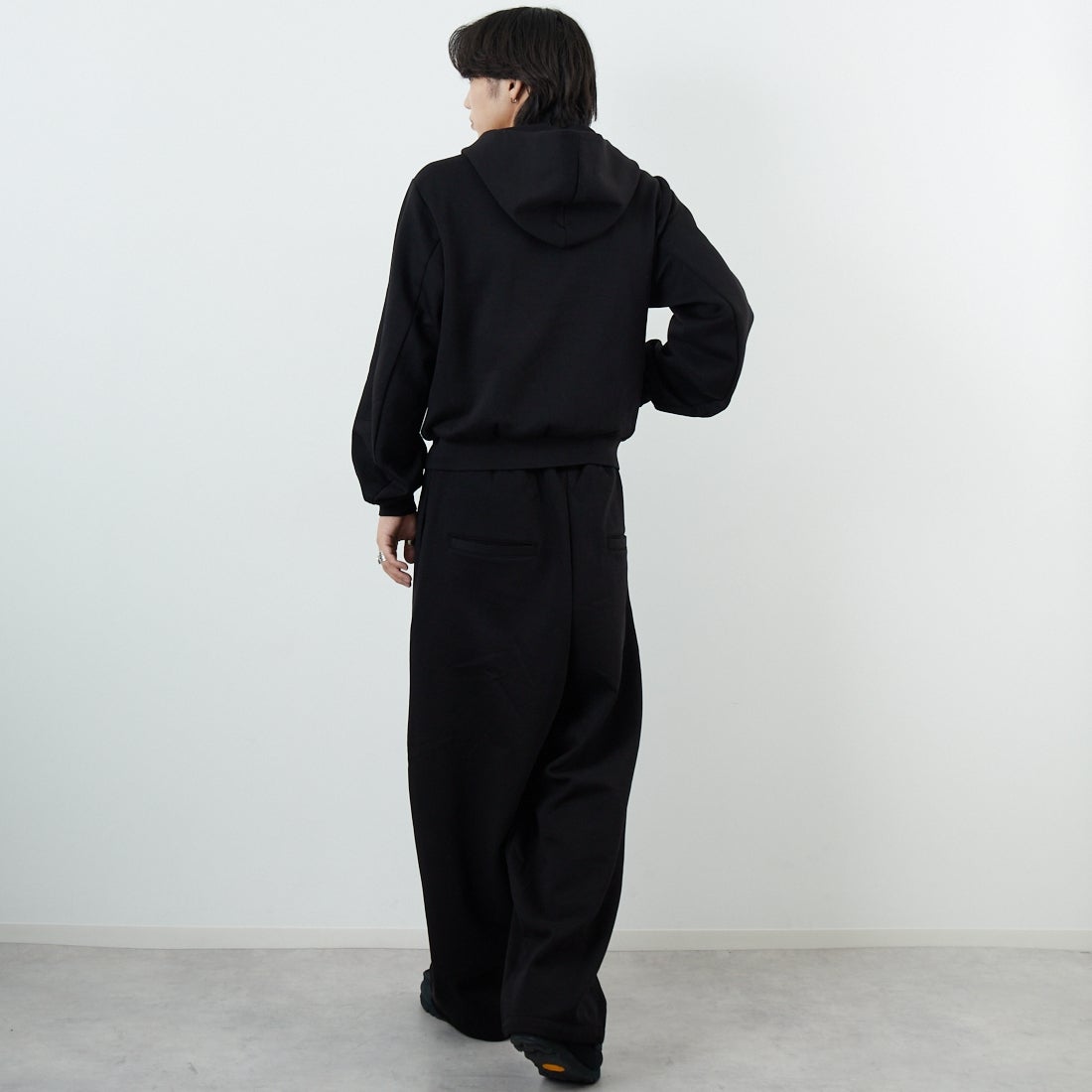 Noir Fabrik [ヌワールファブリック] コットンダンボールジップフーディ [653711] BLACK &&モデル身長：179cm 着用サイズ：M&&