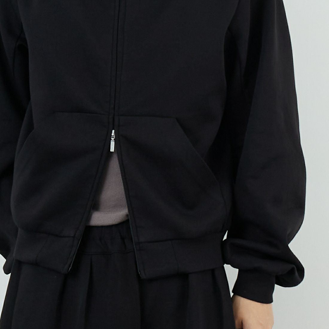 Noir Fabrik [ヌワールファブリック] コットンダンボールジップフーディ [653711] BLACK &&モデル身長：179cm 着用サイズ：M&&