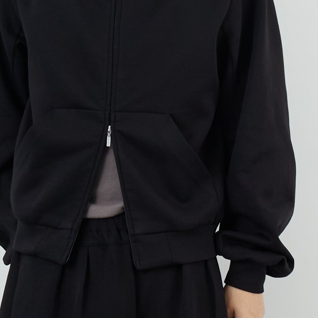 Noir Fabrik [ヌワールファブリック] コットンダンボールジップフーディ [653711] BLACK &&モデル身長：179cm 着用サイズ：M&&