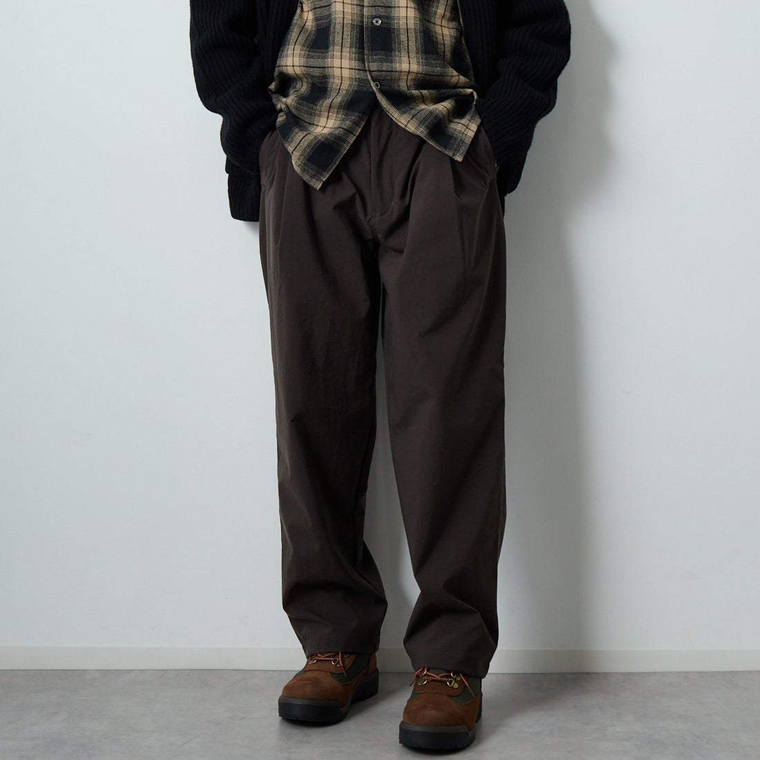 STILL BY HAND [スティルバイハンド] 別注 ナイロンオックステーパードパンツ [2503JF-EX07-JF] BROWN &&モデル身長：174cm 着用サイズ：48&&