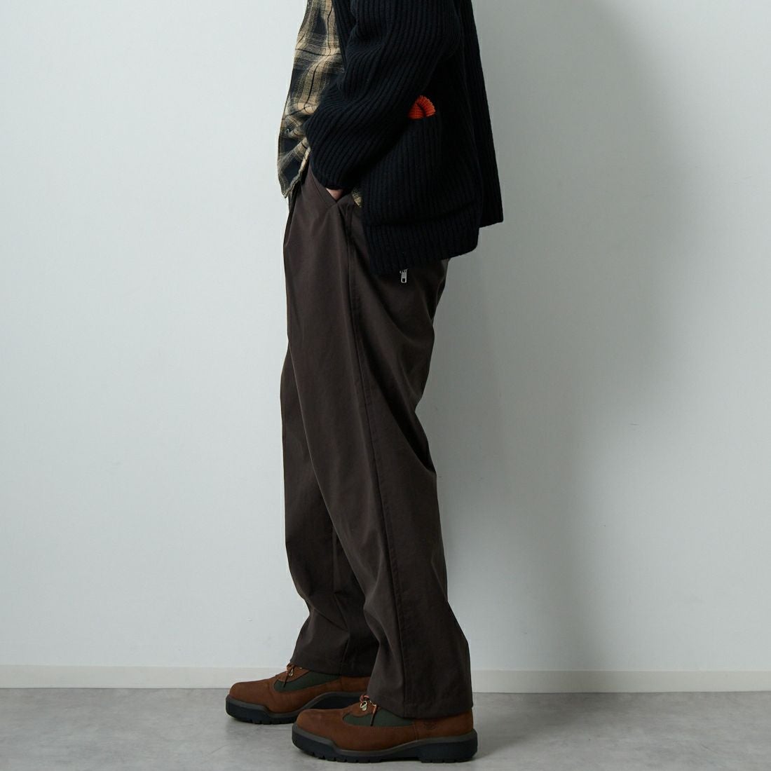 STILL BY HAND [スティルバイハンド] 別注 ナイロンオックステーパードパンツ [2503JF-EX07-JF] BROWN &&モデル身長：174cm 着用サイズ：48&&