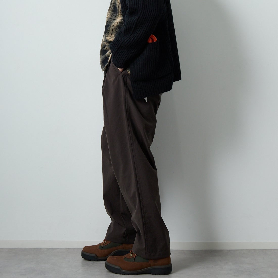 STILL BY HAND [スティルバイハンド] 別注 ナイロンオックステーパードパンツ [2503JF-EX07-JF] BROWN &&モデル身長：174cm 着用サイズ：48&&