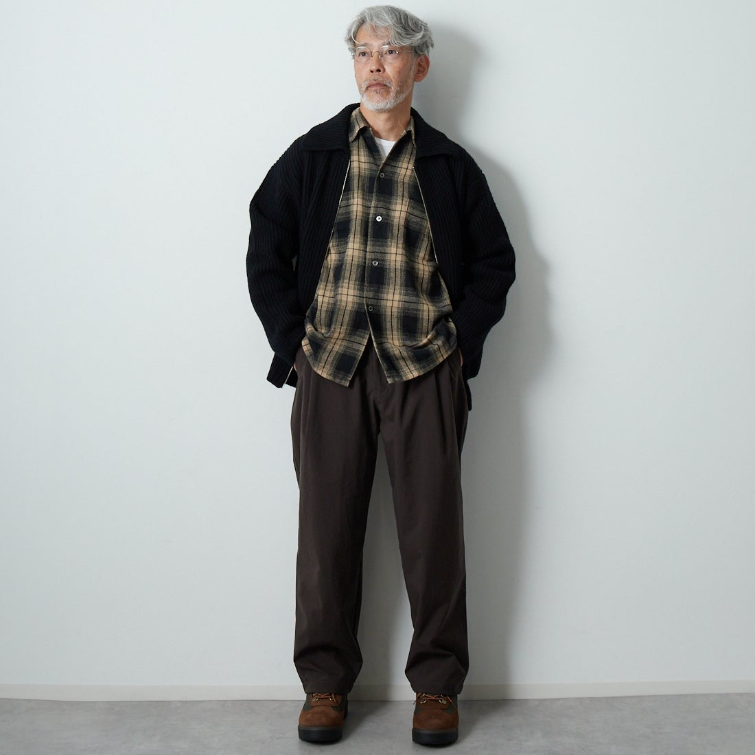 STILL BY HAND [スティルバイハンド] 別注 ナイロンオックステーパードパンツ [2503JF-EX07-JF] BROWN &&モデル身長：174cm 着用サイズ：48&&