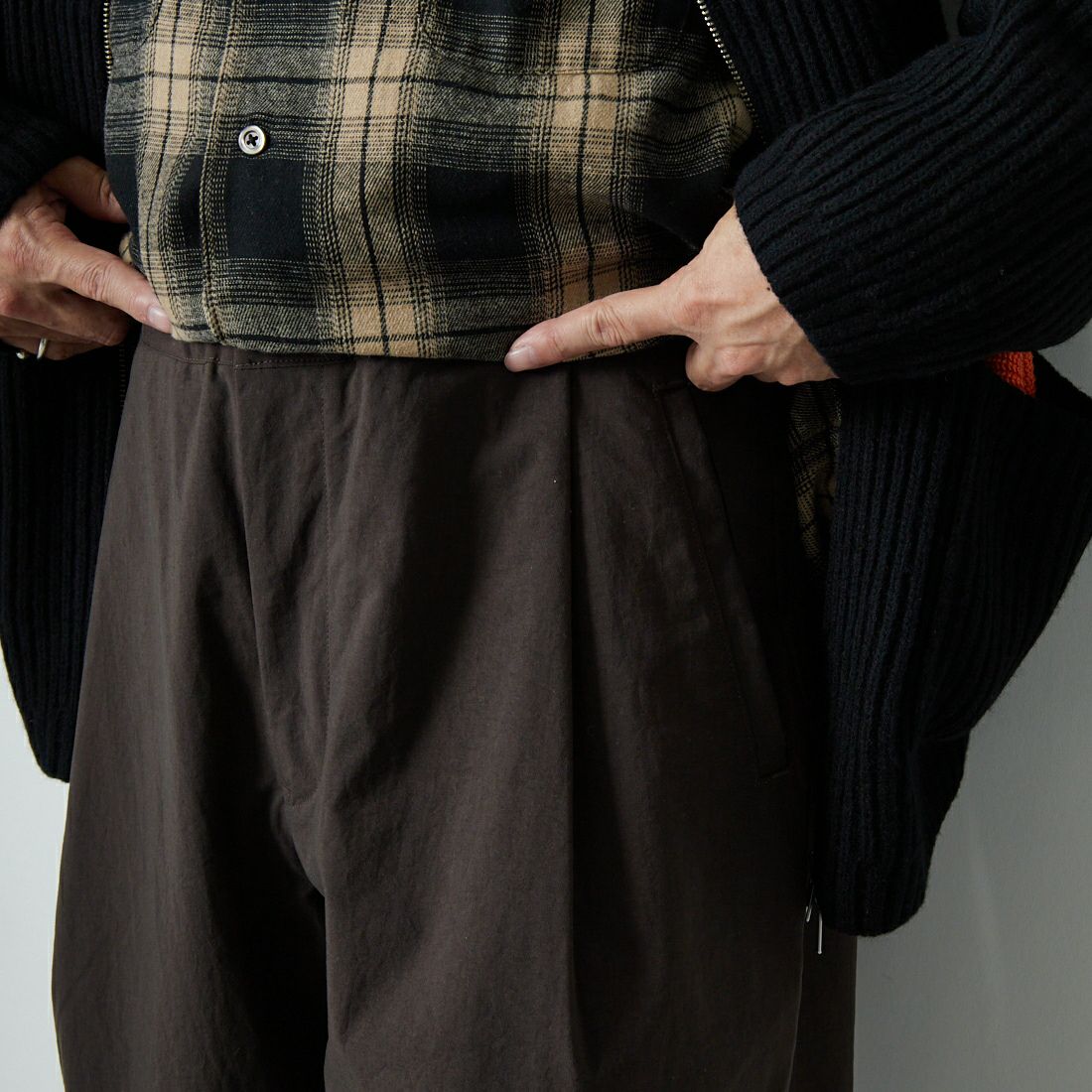 STILL BY HAND [スティルバイハンド] 別注 ナイロンオックステーパードパンツ [2503JF-EX07-JF] BROWN