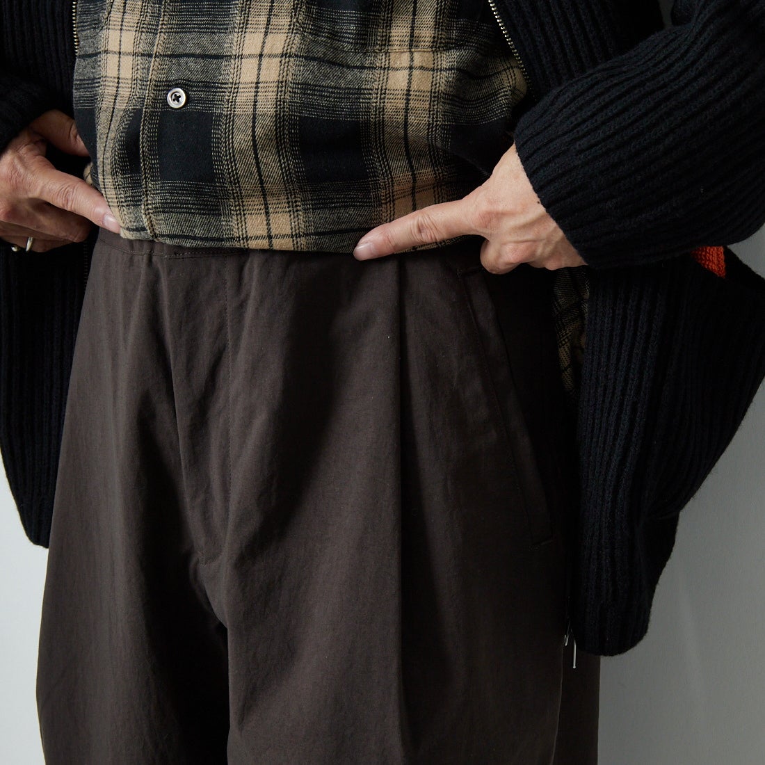 STILL BY HAND [スティルバイハンド] 別注 ナイロンオックステーパードパンツ [2503JF-EX07-JF] BROWN