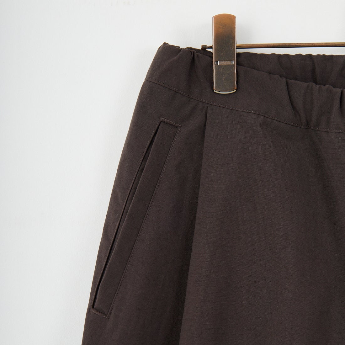 STILL BY HAND [スティルバイハンド] 別注 ナイロンオックステーパードパンツ [2503JF-EX07-JF] BROWN
