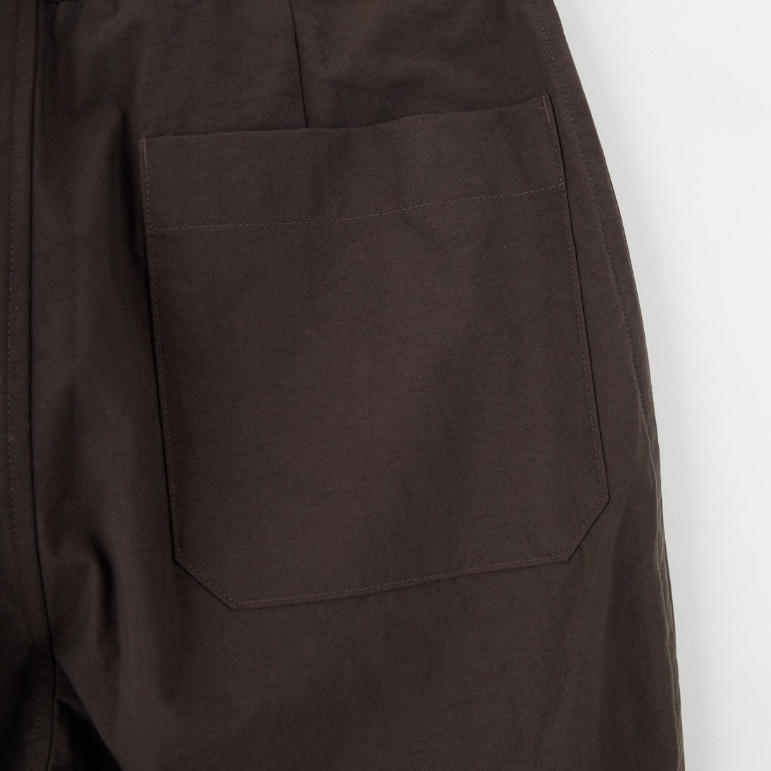 STILL BY HAND [スティルバイハンド] 別注 ナイロンオックステーパードパンツ [2503JF-EX07-JF] BROWN