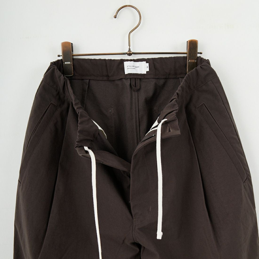 STILL BY HAND [スティルバイハンド] 別注 ナイロンオックステーパードパンツ [2503JF-EX07-JF] BROWN
