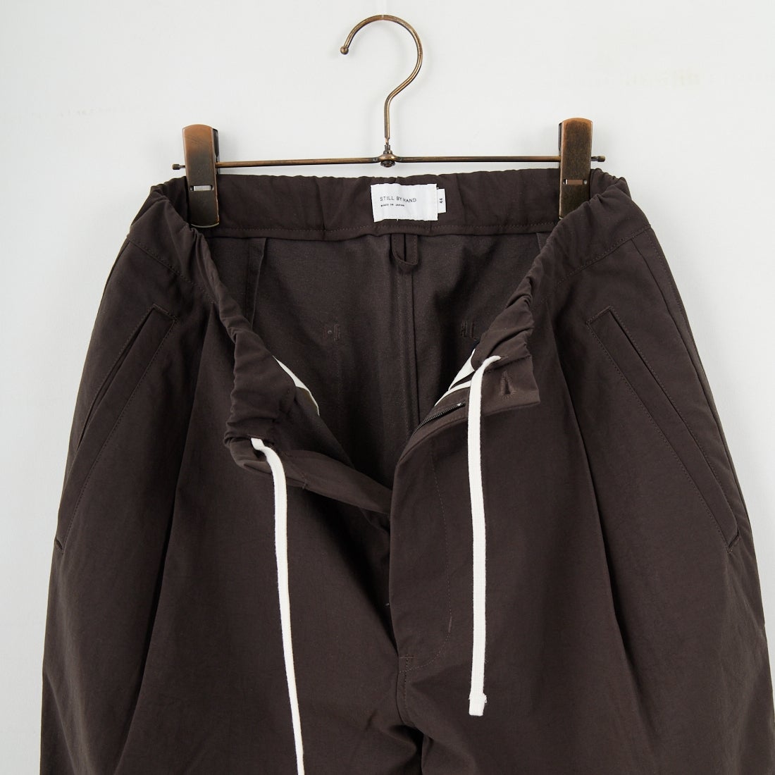 STILL BY HAND [スティルバイハンド] 別注 ナイロンオックステーパードパンツ [2503JF-EX07-JF] BROWN