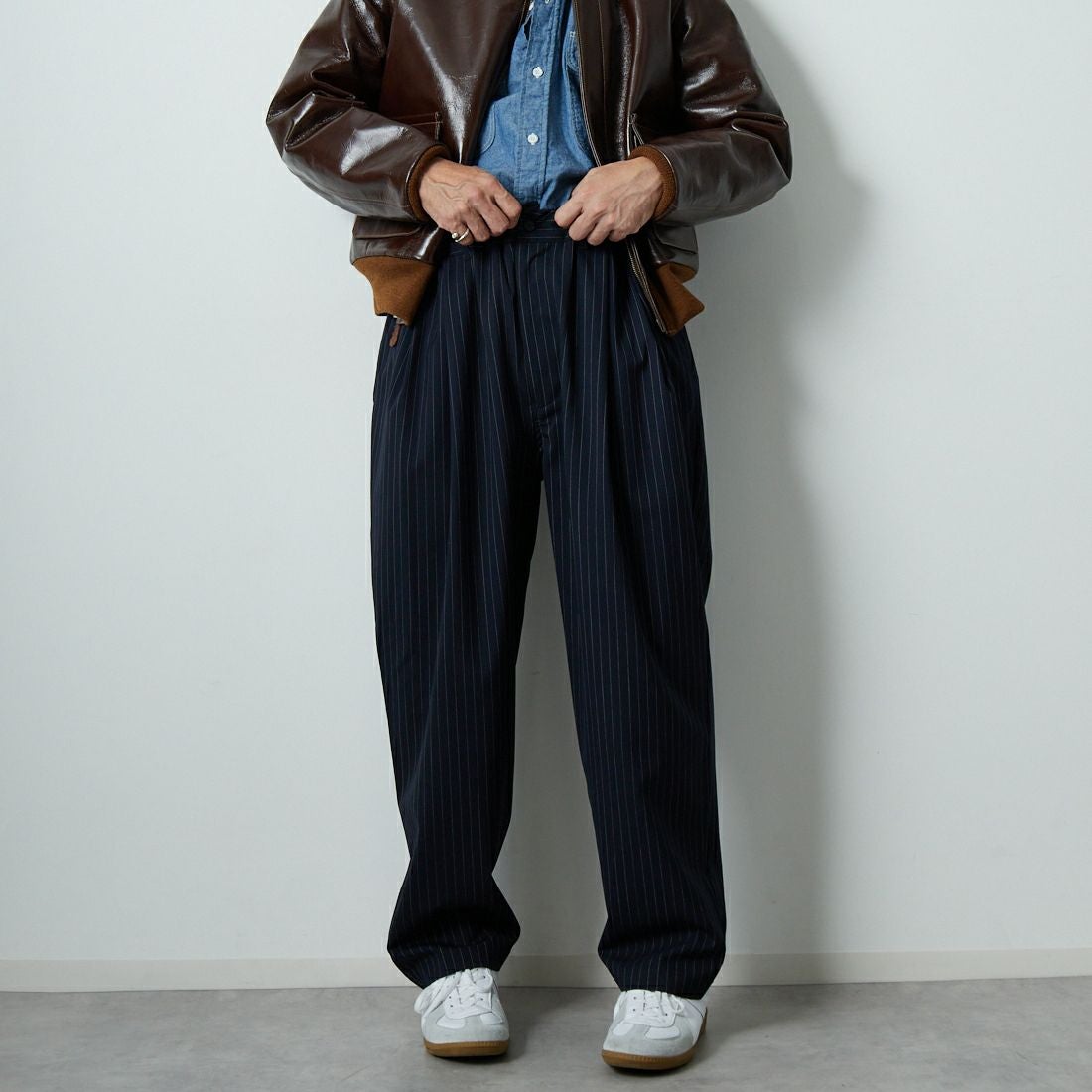 STILL BY HAND [スティルバイハンド] 別注 ウールツータックパンツ [2503JF-EX08-JF] NAVY ST &&モデル身長：174cm 着用サイズ：48&&