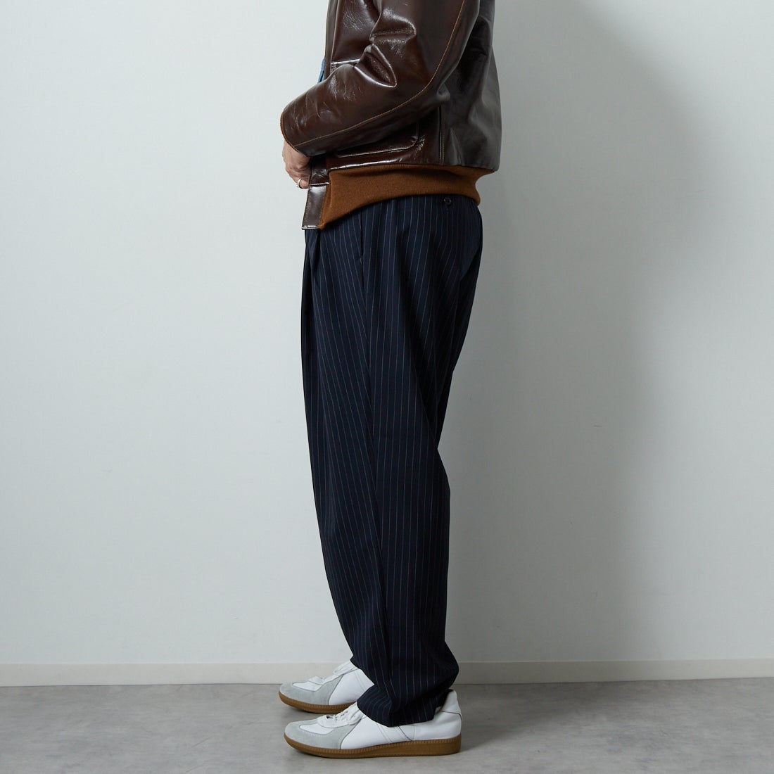 STILL BY HAND [スティルバイハンド] 別注 ウールツータックパンツ [2503JF-EX08-JF] NAVY ST &&モデル身長：174cm 着用サイズ：48&&