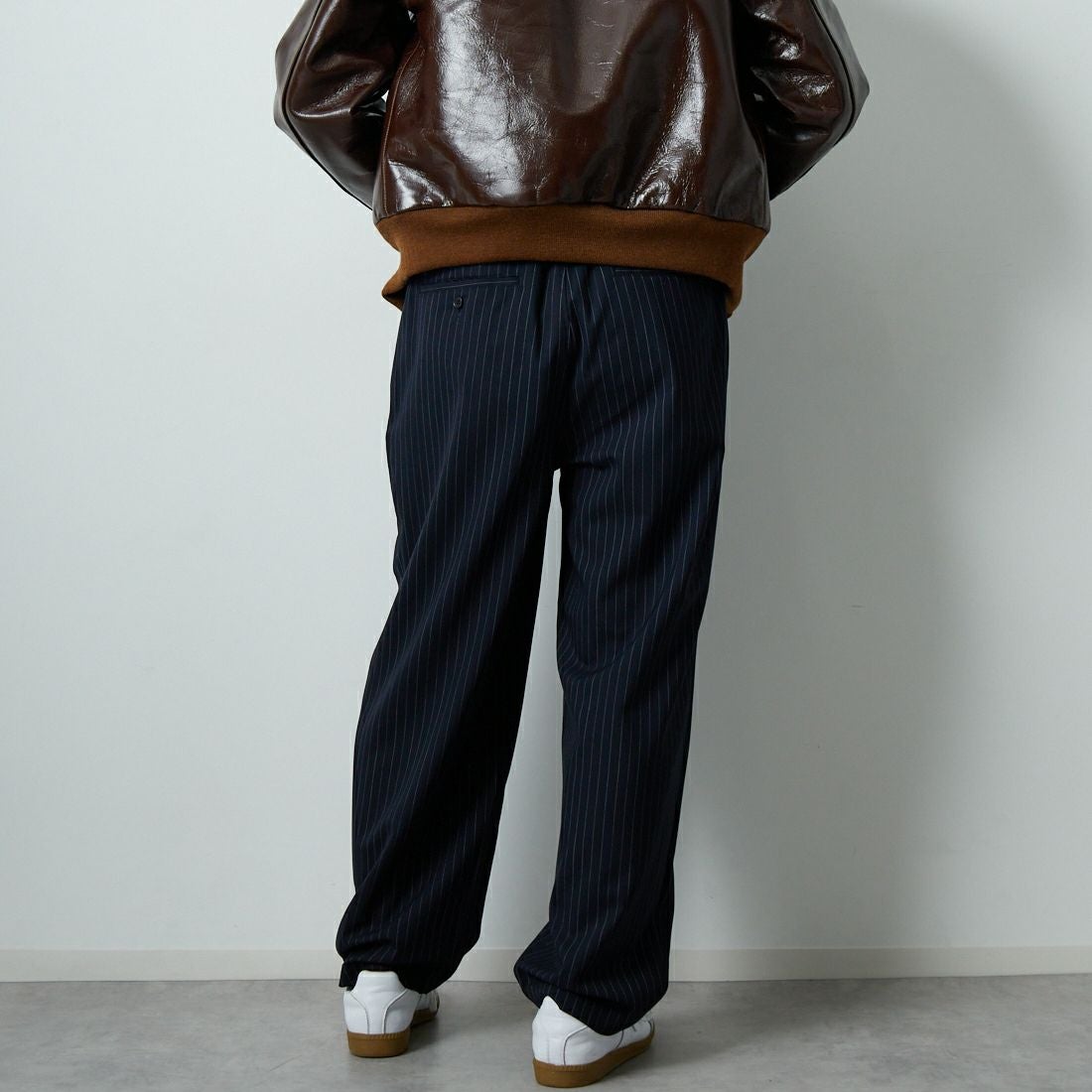 STILL BY HAND [スティルバイハンド] 別注 ウールツータックパンツ [2503JF-EX08-JF] NAVY ST &&モデル身長：174cm 着用サイズ：48&&