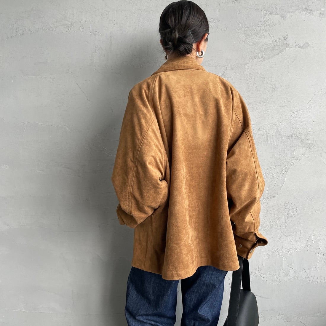 UNIVERSAL OVERALL [ユニバーサルオーバーオール] 別注 オーバーサイズ レザージャケット [U2532480IN-JF] CAMEL &&モデル身長：150cm 着用サイズ：F&&