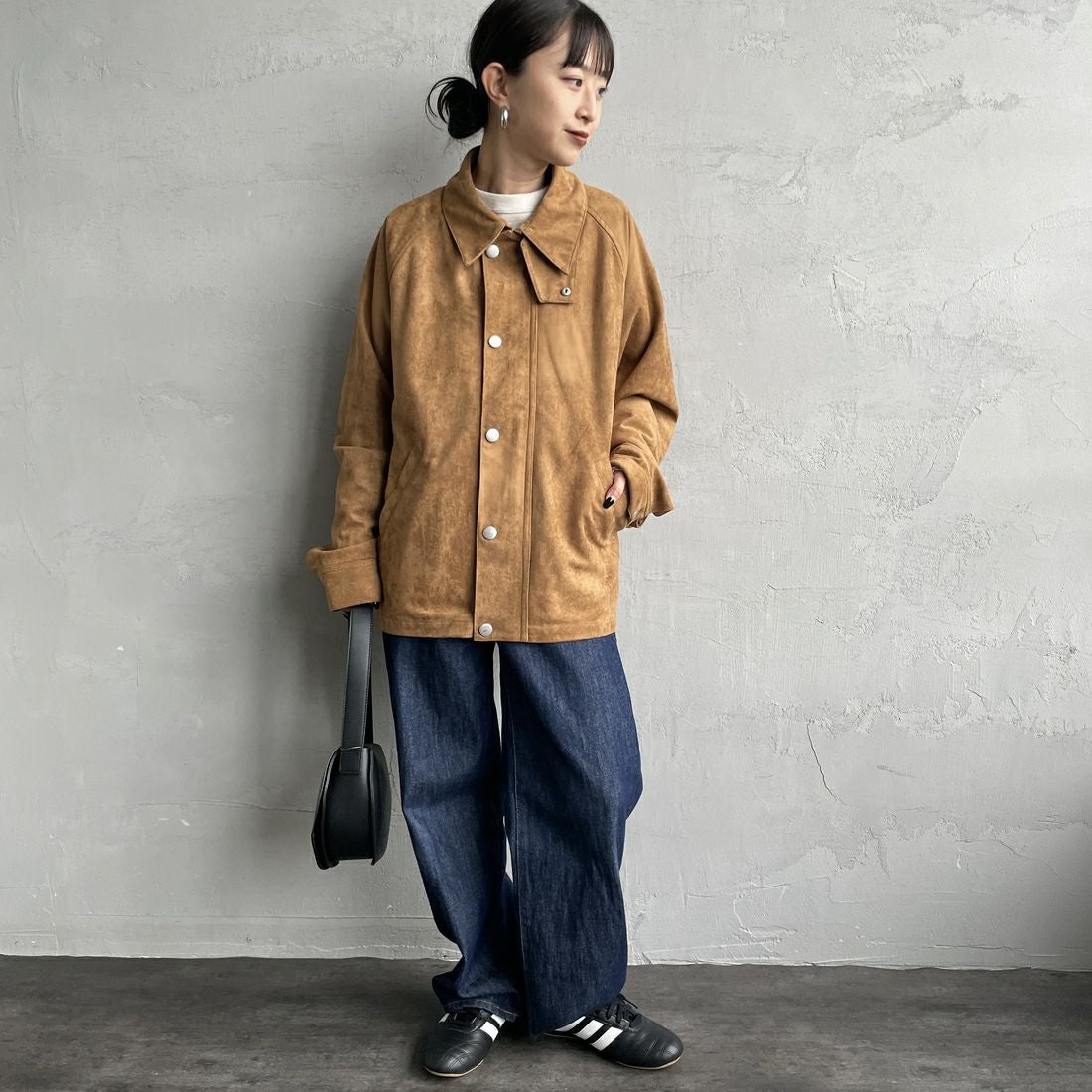 UNIVERSAL OVERALL [ユニバーサルオーバーオール] 別注 オーバーサイズ レザージャケット [U2532480IN-JF] CAMEL &&モデル身長：150cm 着用サイズ：F&&