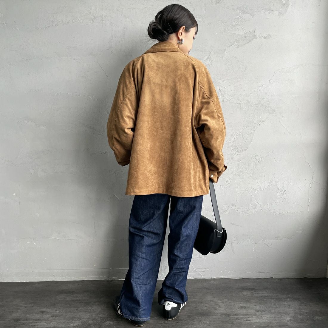 UNIVERSAL OVERALL [ユニバーサルオーバーオール] 別注 オーバーサイズ レザージャケット [U2532480IN-JF] CAMEL &&モデル身長：150cm 着用サイズ：F&&