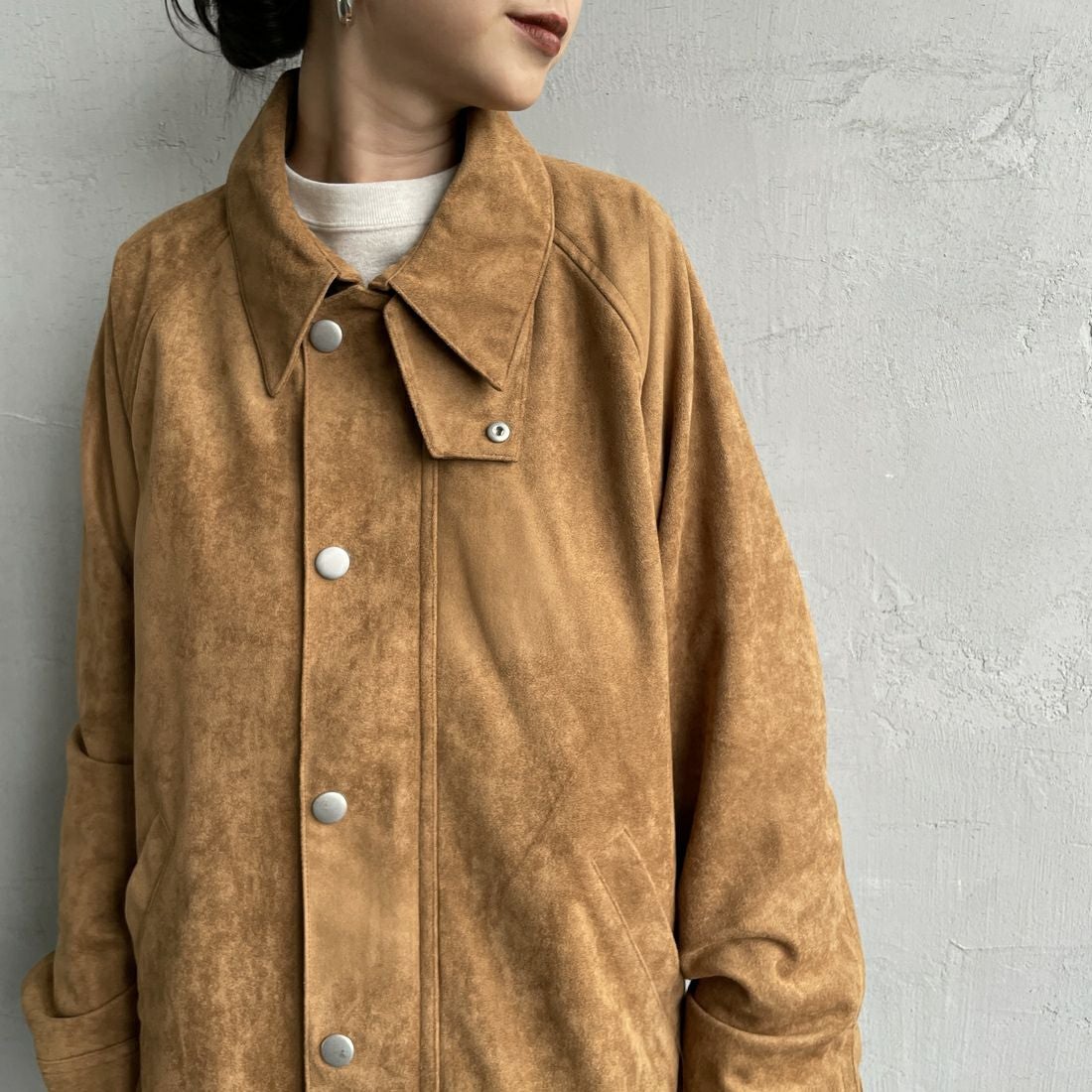 UNIVERSAL OVERALL [ユニバーサルオーバーオール] 別注 オーバーサイズ レザージャケット [U2532480IN-JF] CAMEL &&モデル身長：150cm 着用サイズ：F&&