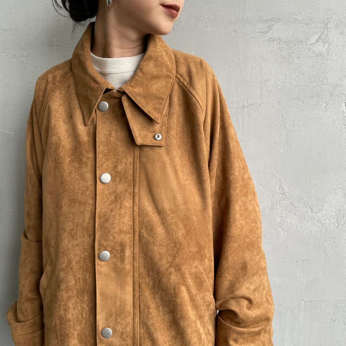 UNIVERSAL OVERALL [ユニバーサルオーバーオール] 別注 オーバーサイズ レザージャケット [U2532480IN-JF] CAMEL &&モデル身長：150cm 着用サイズ：F&&