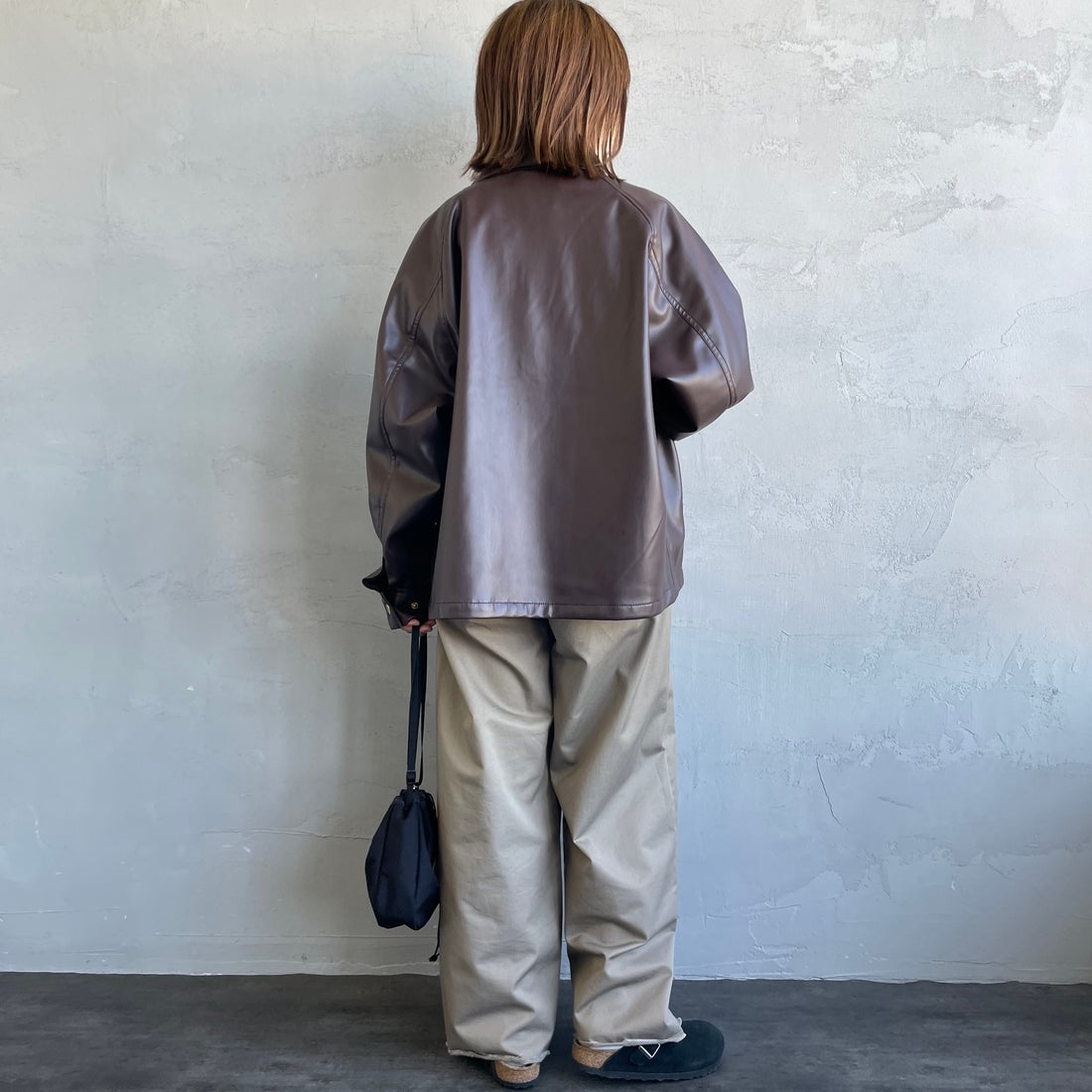 UNIVERSAL OVERALL [ユニバーサルオーバーオール] 別注 オーバーサイズ レザージャケット [U2532480IN-JF] BROWN &&モデル身長：158cm 着用サイズ：F&&