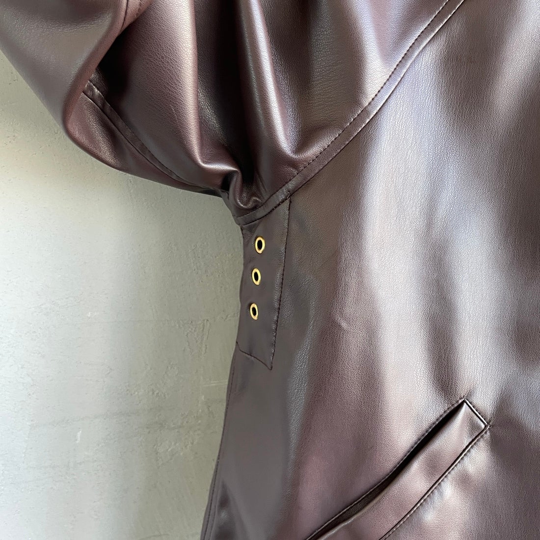 UNIVERSAL OVERALL [ユニバーサルオーバーオール] 別注 オーバーサイズ レザージャケット [U2532480IN-JF] BROWN &&モデル身長：158cm 着用サイズ：F&&