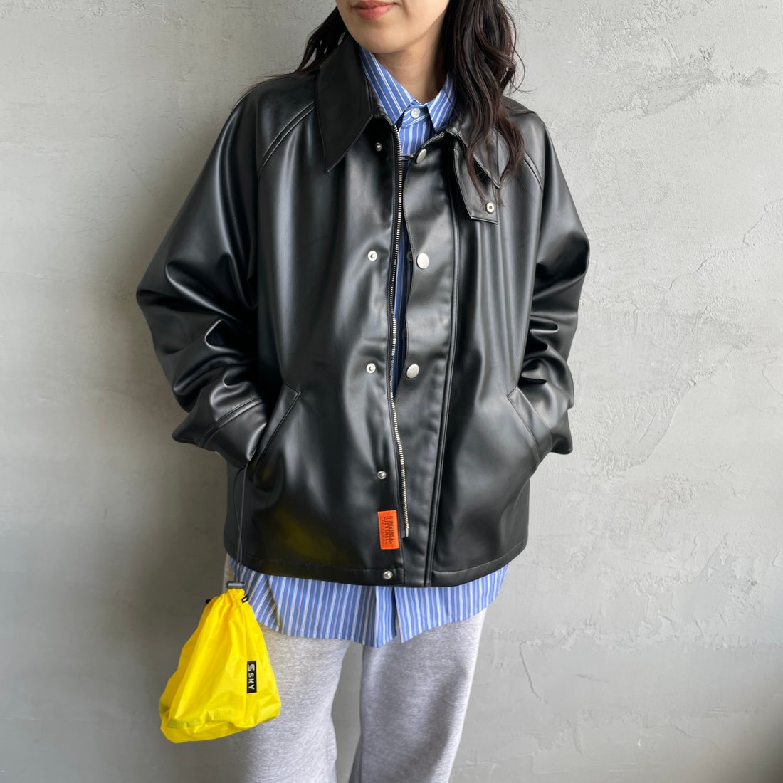 UNIVERSAL OVERALL [ユニバーサルオーバーオール] 別注 オーバーサイズ レザージャケット [U2532480IN-JF] BLACK &&モデル身長：160cm 着用サイズ：F&&