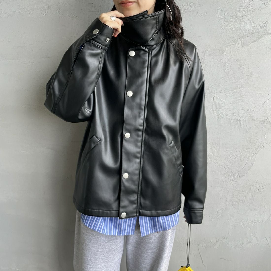 UNIVERSAL OVERALL [ユニバーサルオーバーオール] 別注 オーバーサイズ レザージャケット [U2532480IN-JF] BLACK &&モデル身長：160cm 着用サイズ：F&&