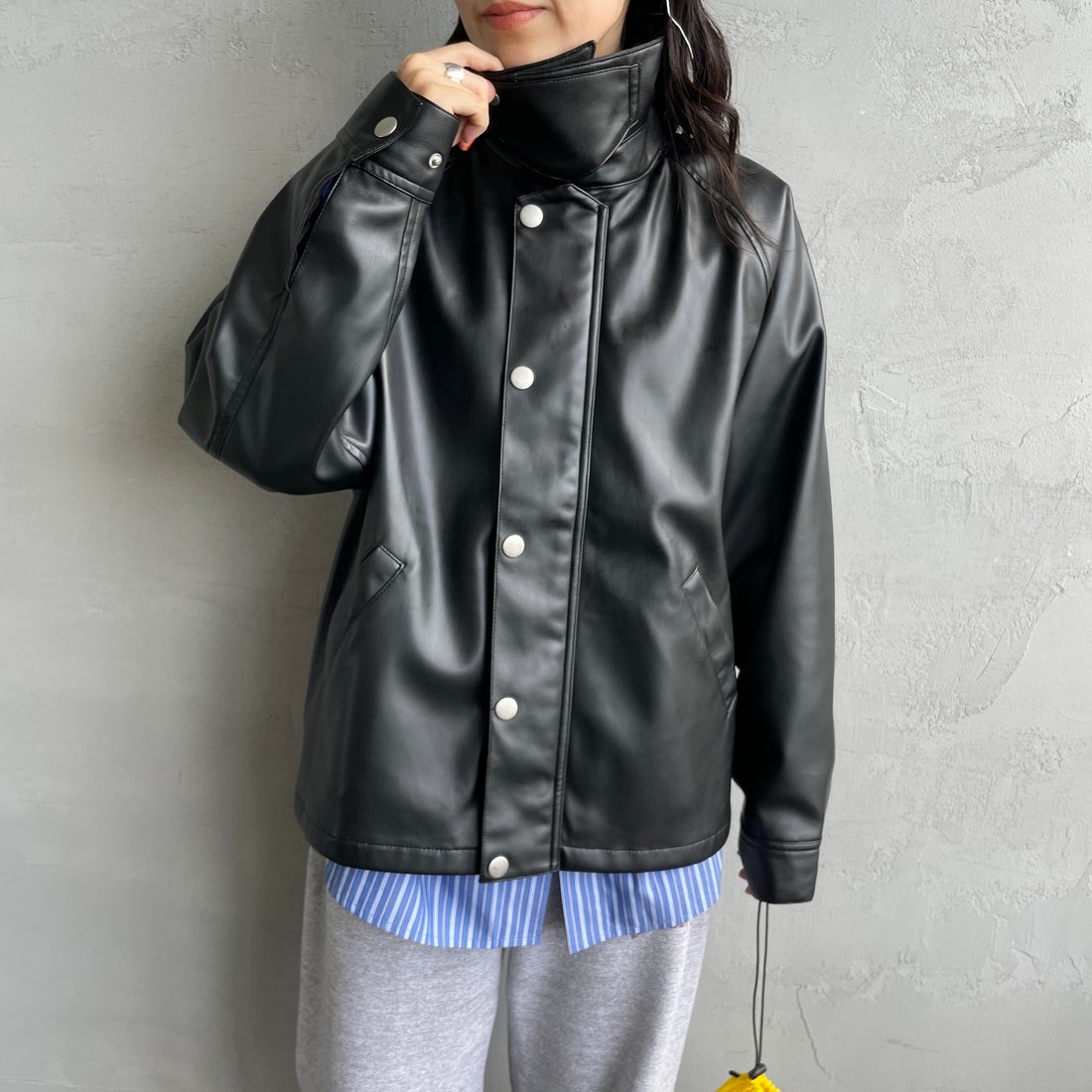 UNIVERSAL OVERALL [ユニバーサルオーバーオール] 別注 オーバーサイズ レザージャケット [U2532480IN-JF] BLACK &&モデル身長：160cm 着用サイズ：F&&