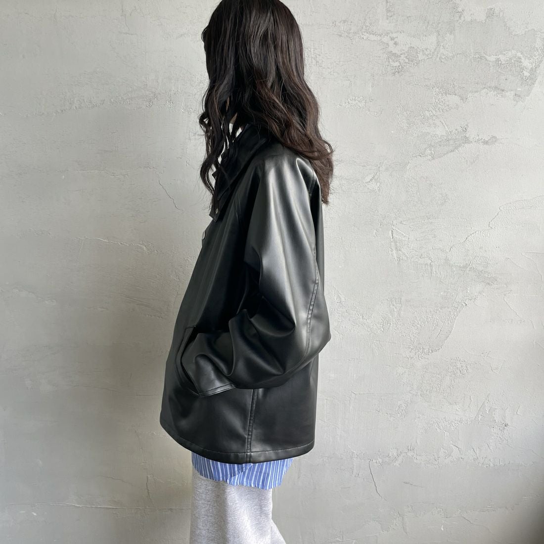 UNIVERSAL OVERALL [ユニバーサルオーバーオール] 別注 オーバーサイズ レザージャケット [U2532480IN-JF] BLACK &&モデル身長：160cm 着用サイズ：F&&