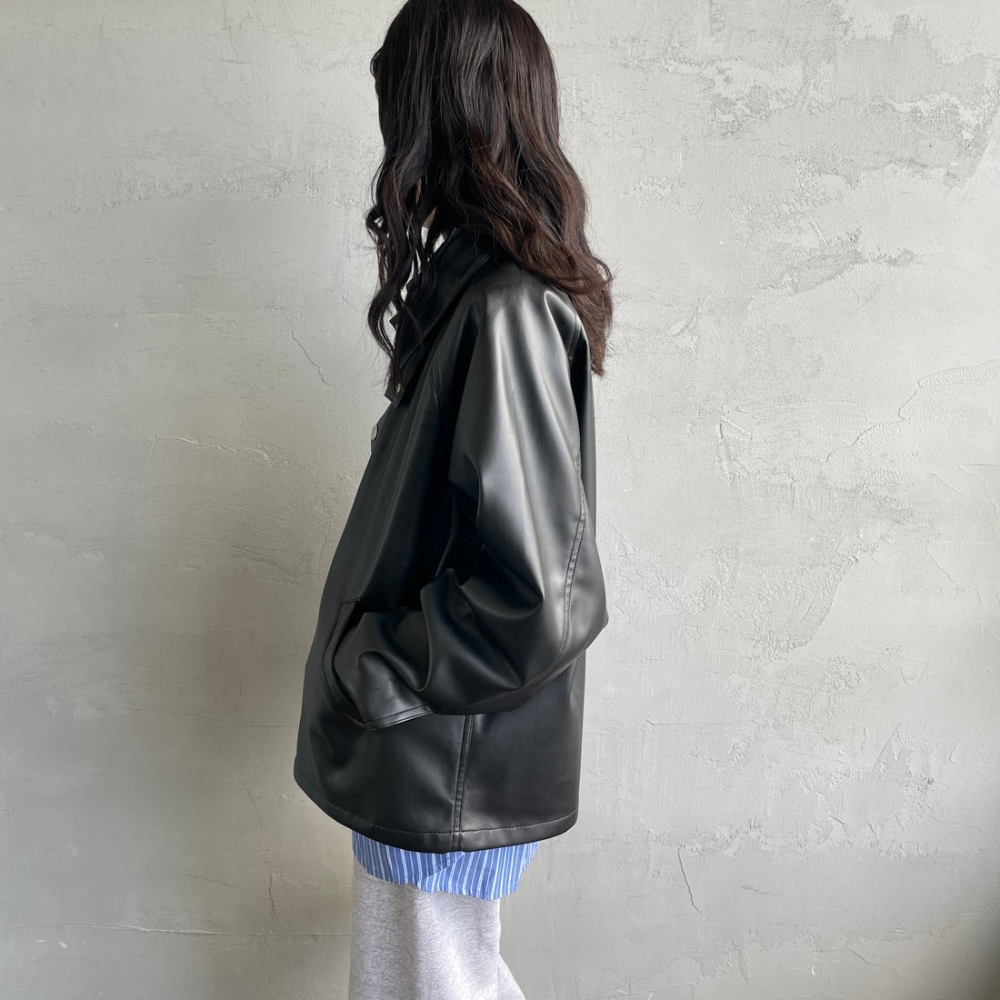 UNIVERSAL OVERALL [ユニバーサルオーバーオール] 別注 オーバーサイズ レザージャケット [U2532480IN-JF] BLACK &&モデル身長：160cm 着用サイズ：F&&