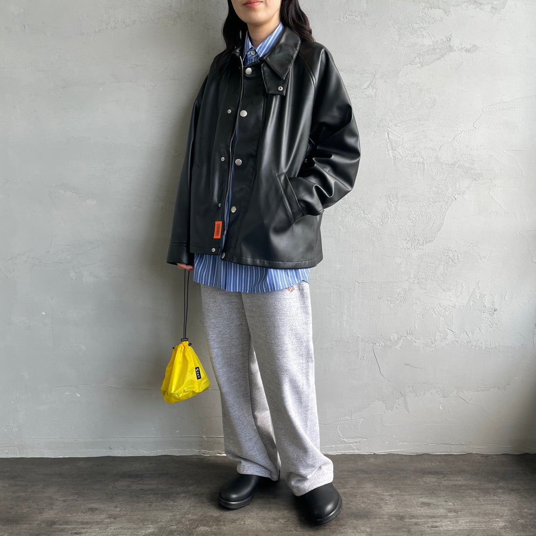 UNIVERSAL OVERALL [ユニバーサルオーバーオール] 別注 オーバーサイズ レザージャケット [U2532480IN-JF] BLACK &&モデル身長：160cm 着用サイズ：F&&