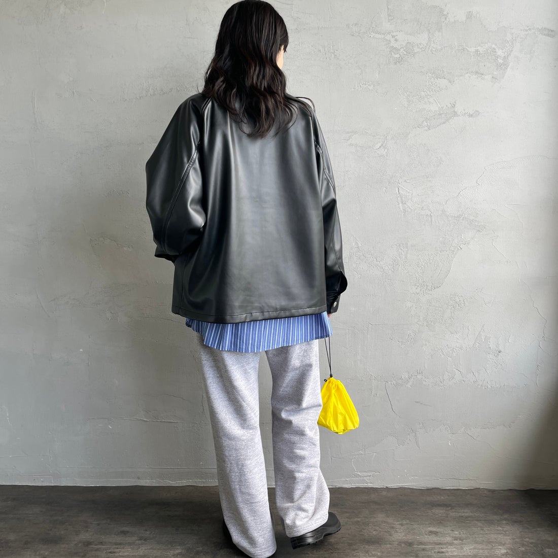 UNIVERSAL OVERALL [ユニバーサルオーバーオール] 別注 オーバーサイズ レザージャケット [U2532480IN-JF] BLACK &&モデル身長：160cm 着用サイズ：F&&