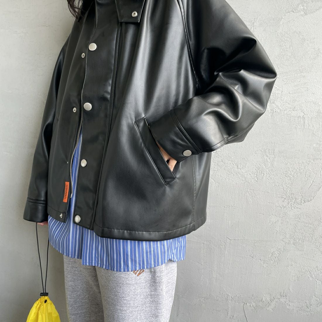 UNIVERSAL OVERALL [ユニバーサルオーバーオール] 別注 オーバーサイズ レザージャケット [U2532480IN-JF] BLACK &&モデル身長：160cm 着用サイズ：F&&