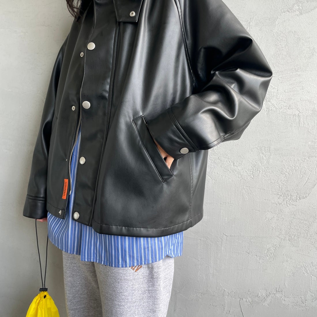 UNIVERSAL OVERALL [ユニバーサルオーバーオール] 別注 オーバーサイズ レザージャケット [U2532480IN-JF] BLACK &&モデル身長：160cm 着用サイズ：F&&