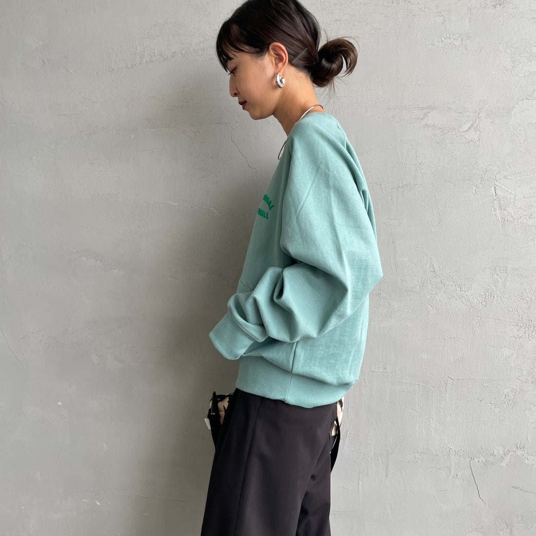 UNIVERSAL OVERALL [ユニバーサルオーバーオール] 別注 ワンポイントロゴ刺繍 ラグランスリーブスウェット [U2532201IN-JF] W.GREEN &&モデル身長：150cm 着用サイズ：F&&