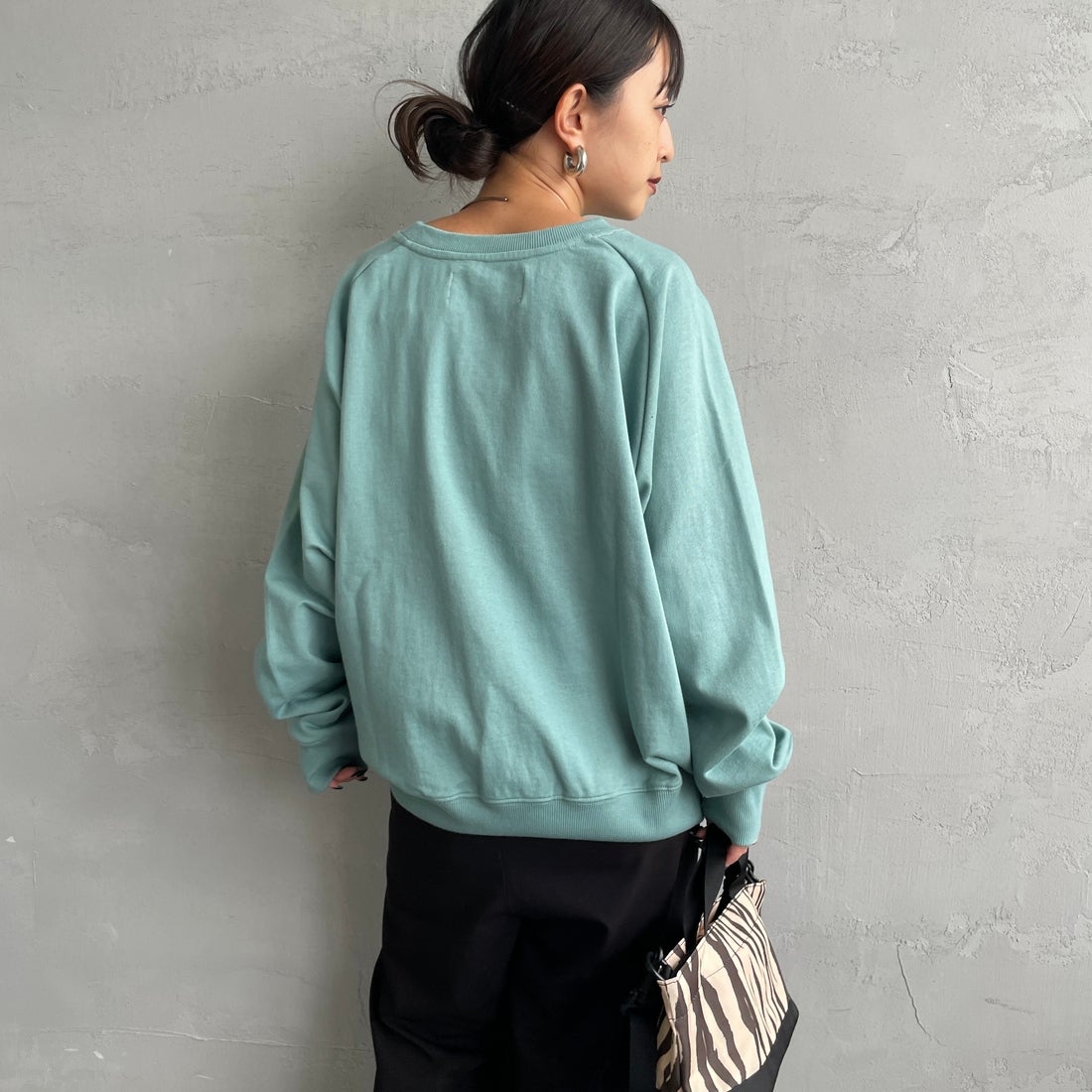 UNIVERSAL OVERALL [ユニバーサルオーバーオール] 別注 ワンポイントロゴ刺繍 ラグランスリーブスウェット [U2532201IN-JF] W.GREEN &&モデル身長：150cm 着用サイズ：F&&