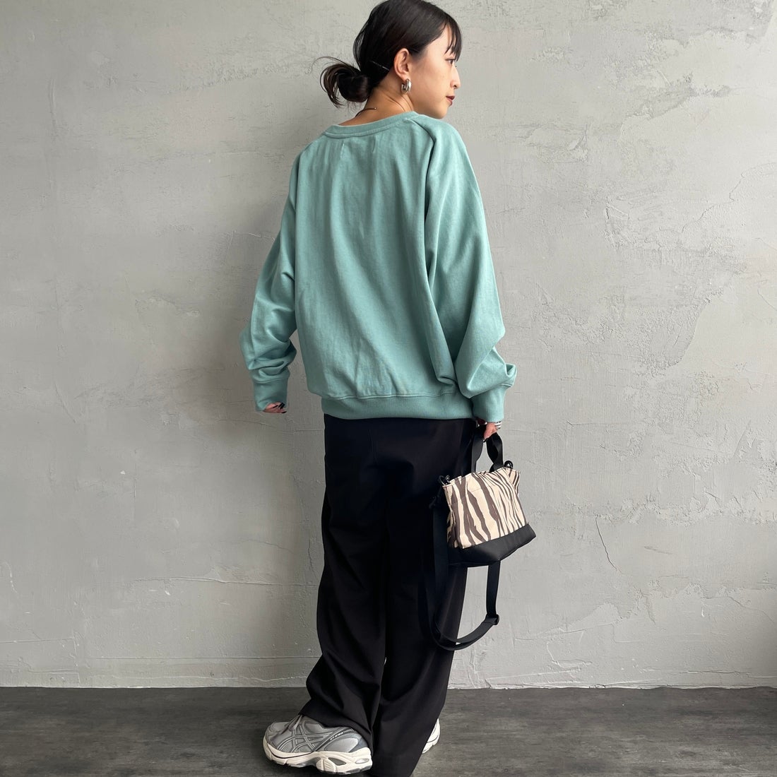 UNIVERSAL OVERALL [ユニバーサルオーバーオール] 別注 ワンポイントロゴ刺繍 ラグランスリーブスウェット [U2532201IN-JF] W.GREEN &&モデル身長：150cm 着用サイズ：F&&