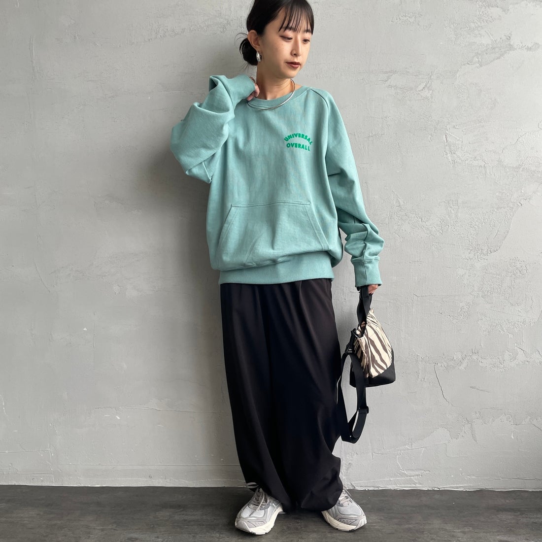 UNIVERSAL OVERALL [ユニバーサルオーバーオール] 別注 ワンポイントロゴ刺繍 ラグランスリーブスウェット [U2532201IN-JF] W.GREEN &&モデル身長：150cm 着用サイズ：F&&