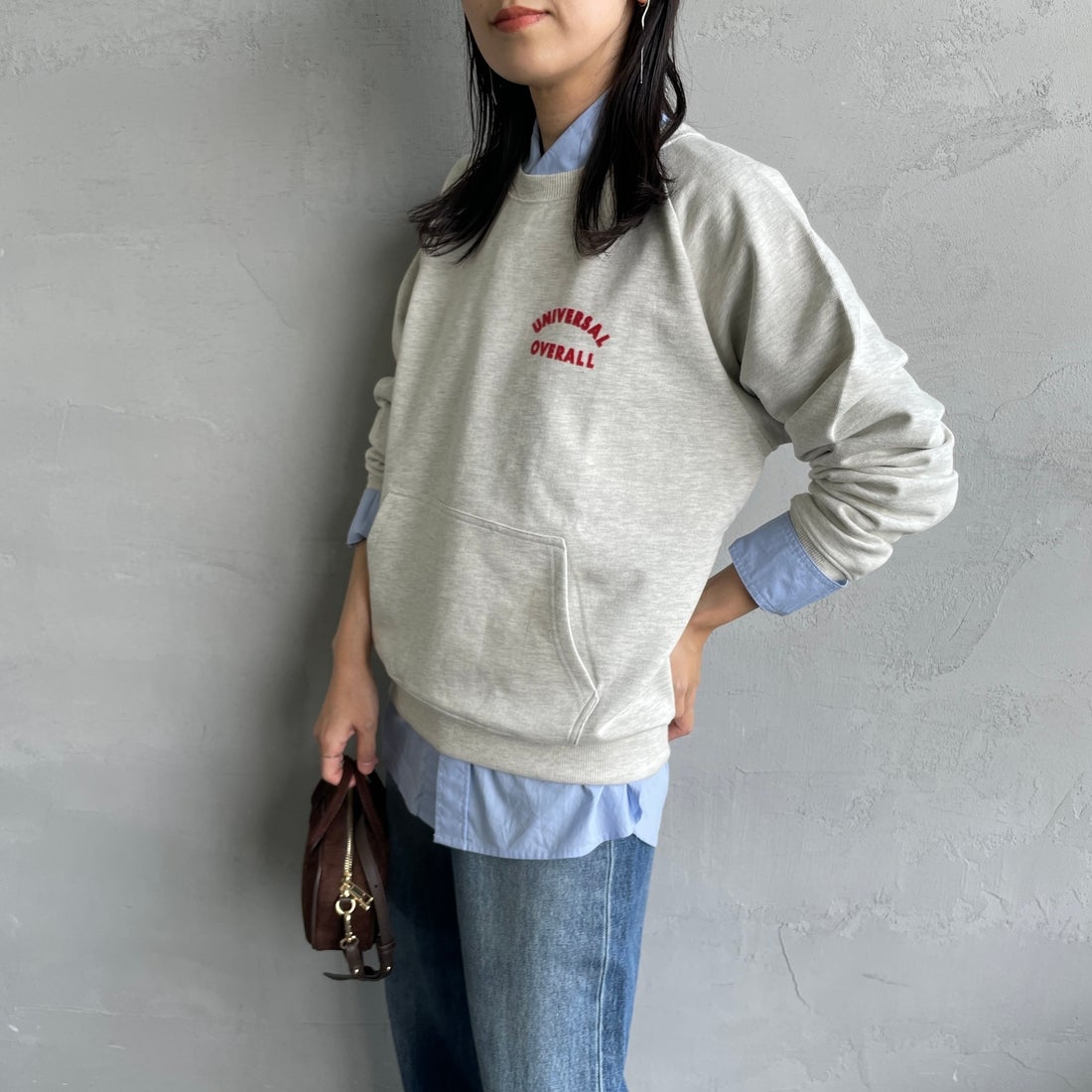 UNIVERSAL OVERALL [ユニバーサルオーバーオール] 別注 ワンポイントロゴ刺繍 ラグランスリーブスウェット [U2532201IN-JF] OATMEAL &&モデル身長：160cm 着用サイズ：F&&