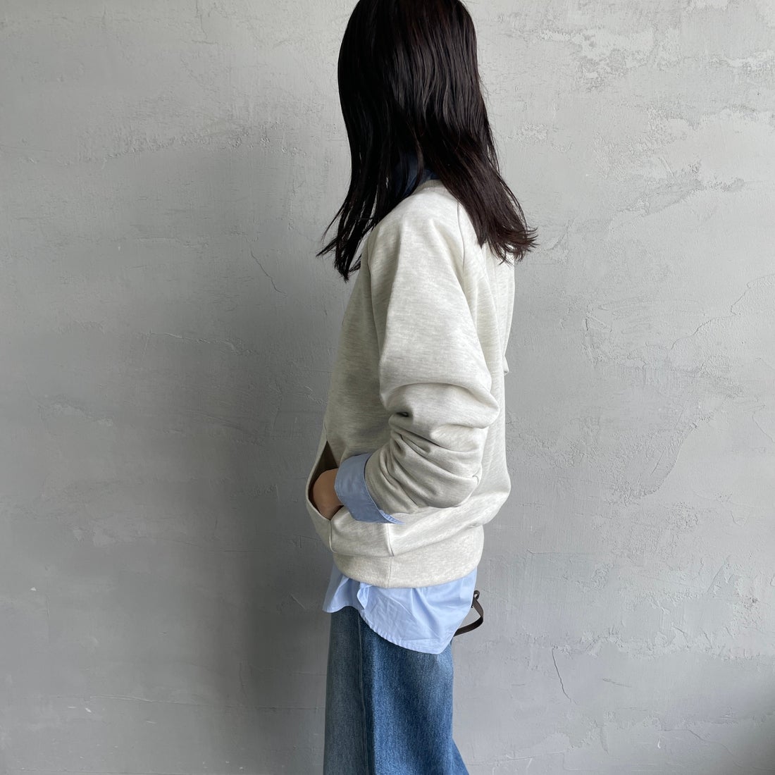 UNIVERSAL OVERALL [ユニバーサルオーバーオール] 別注 ワンポイントロゴ刺繍 ラグランスリーブスウェット [U2532201IN-JF] OATMEAL &&モデル身長：160cm 着用サイズ：F&&