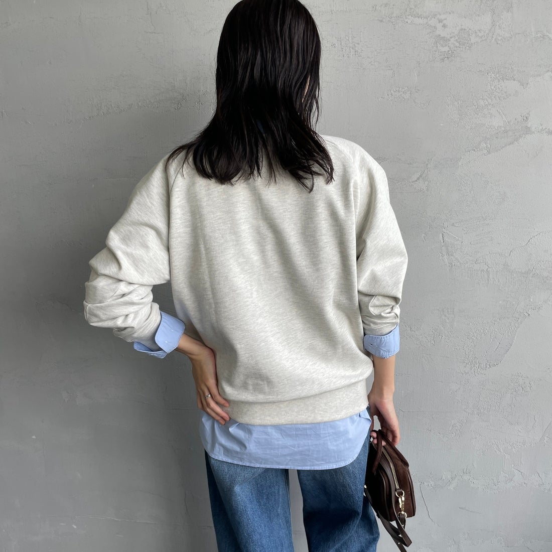 UNIVERSAL OVERALL [ユニバーサルオーバーオール] 別注 ワンポイントロゴ刺繍 ラグランスリーブスウェット [U2532201IN-JF] OATMEAL &&モデル身長：160cm 着用サイズ：F&&