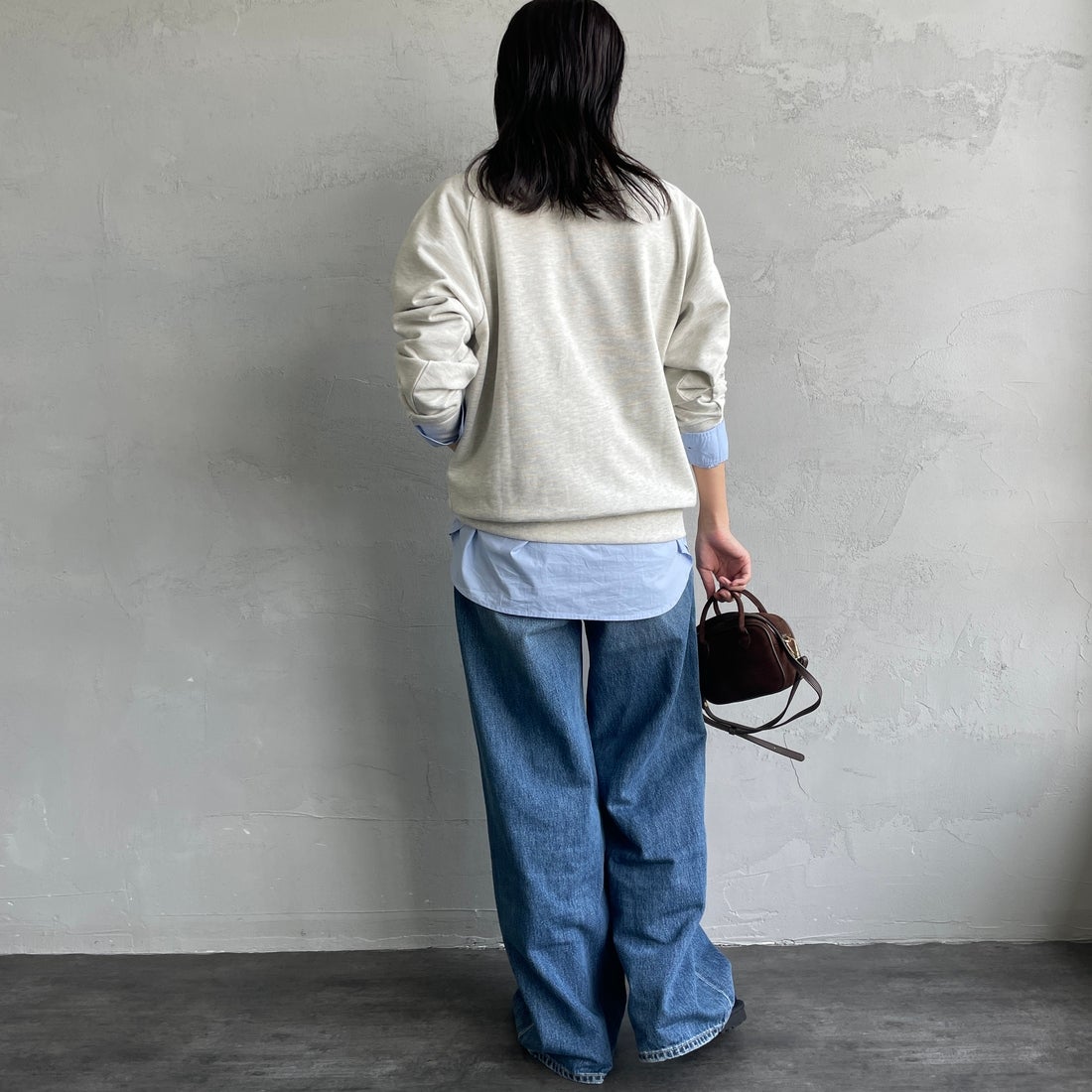 UNIVERSAL OVERALL [ユニバーサルオーバーオール] 別注 ワンポイントロゴ刺繍 ラグランスリーブスウェット [U2532201IN-JF] OATMEAL &&モデル身長：160cm 着用サイズ：F&&