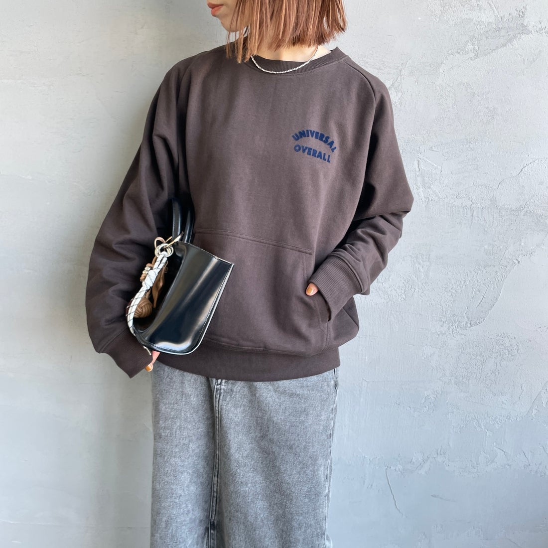 UNIVERSAL OVERALL [ユニバーサルオーバーオール] 別注 ワンポイントロゴ刺繍 ラグランスリーブスウェット [U2532201IN-JF] BROWN &&モデル身長：158cm 着用サイズ：F&&