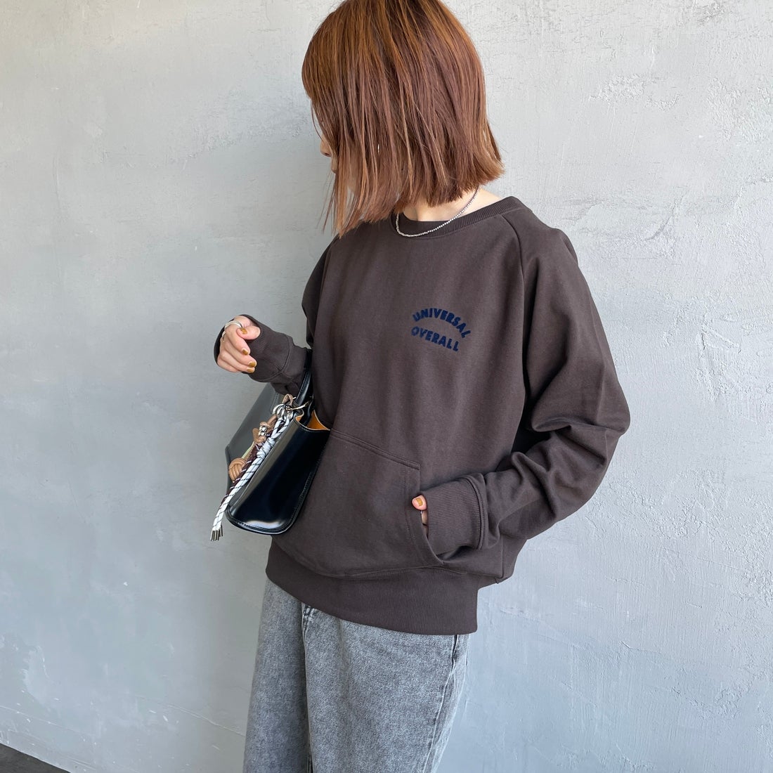 UNIVERSAL OVERALL [ユニバーサルオーバーオール] 別注 ワンポイントロゴ刺繍 ラグランスリーブスウェット [U2532201IN-JF] BROWN &&モデル身長：158cm 着用サイズ：F&&