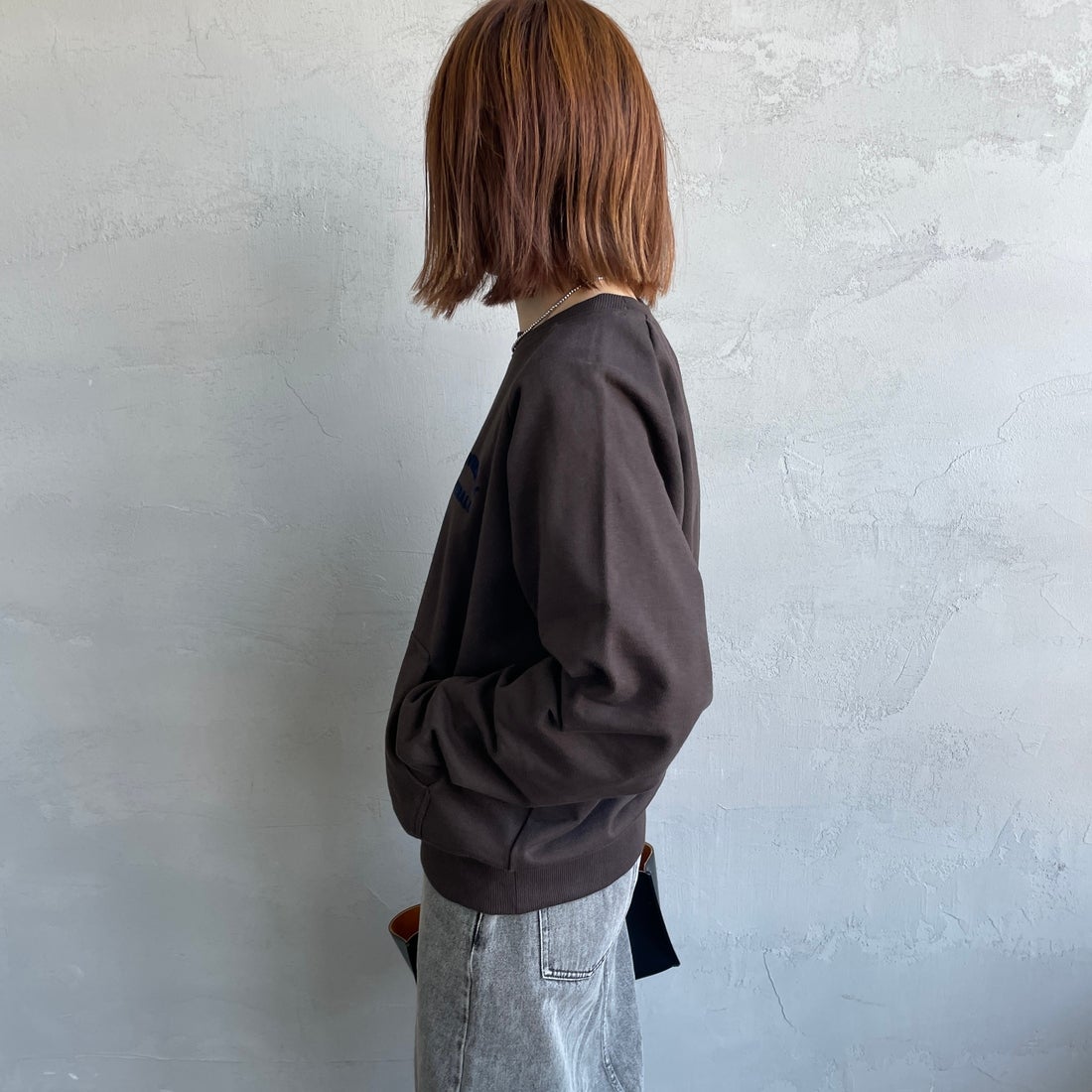 UNIVERSAL OVERALL [ユニバーサルオーバーオール] 別注 ワンポイントロゴ刺繍 ラグランスリーブスウェット [U2532201IN-JF] BROWN &&モデル身長：158cm 着用サイズ：F&&