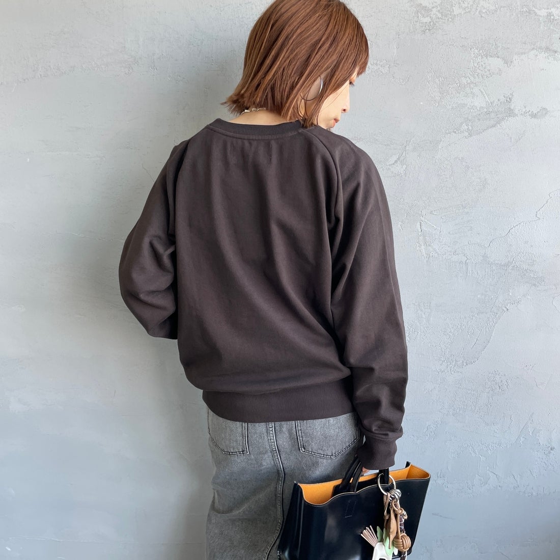 UNIVERSAL OVERALL [ユニバーサルオーバーオール] 別注 ワンポイントロゴ刺繍 ラグランスリーブスウェット [U2532201IN-JF] BROWN &&モデル身長：158cm 着用サイズ：F&&
