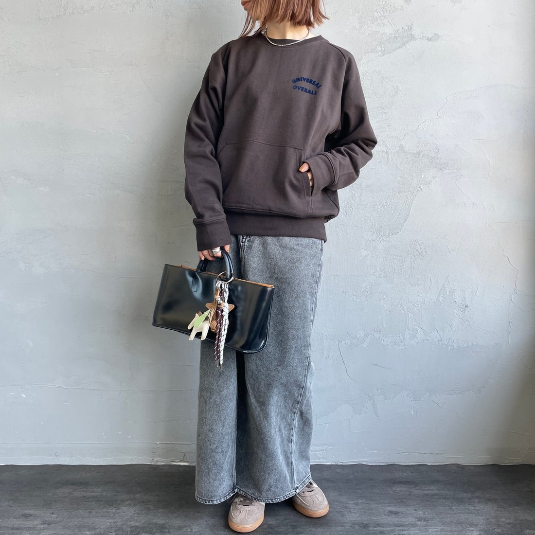 UNIVERSAL OVERALL [ユニバーサルオーバーオール] 別注 ワンポイントロゴ刺繍 ラグランスリーブスウェット [U2532201IN-JF] BROWN &&モデル身長：158cm 着用サイズ：F&&